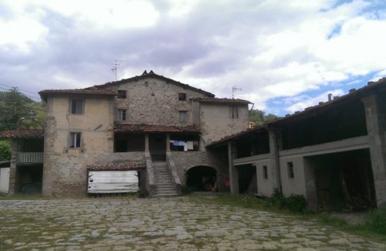 Complesso Immobiliare loc. S. Martino a Vado Comune di Castel S. Niccolò